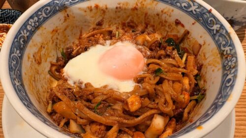 担々麵に半熟卵を投入